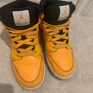 Air Jordan 1 Mid Sz 6 youth university gold